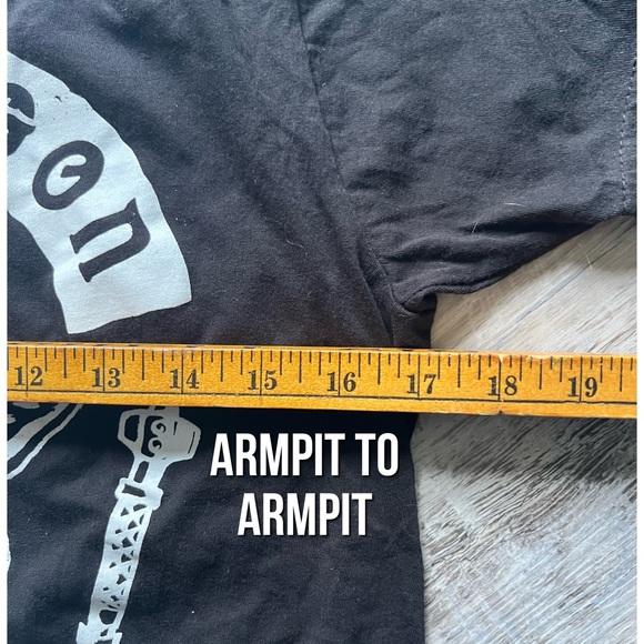 Stranger Things Demogorgon Hunter graphic tee - Picture 4 of 5